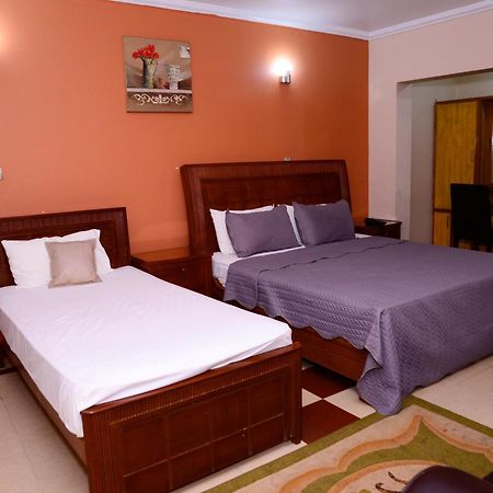 Mir Continental Hotel & Restaurant Музаффарабад Экстерьер фото