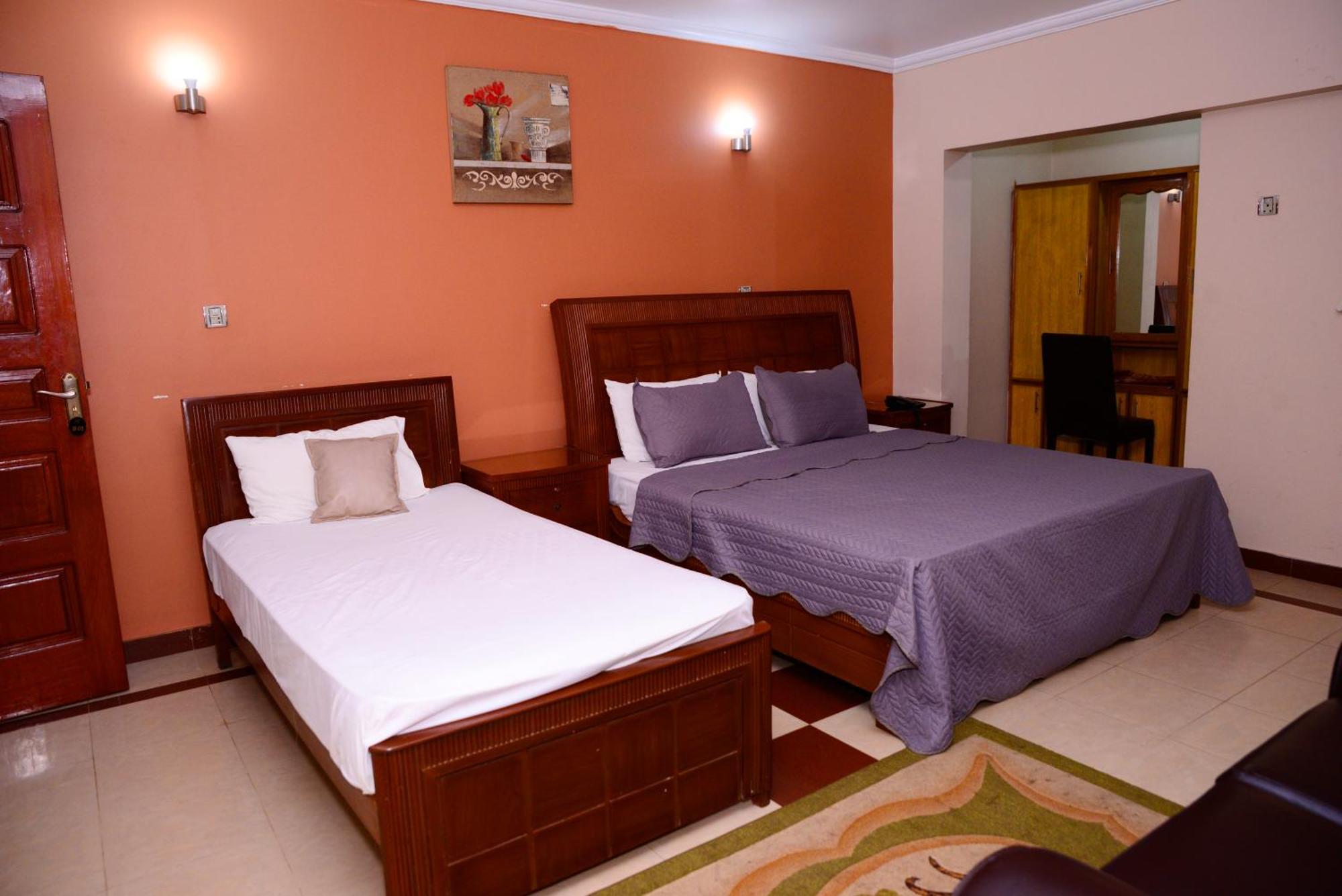 Mir Continental Hotel & Restaurant Музаффарабад Экстерьер фото