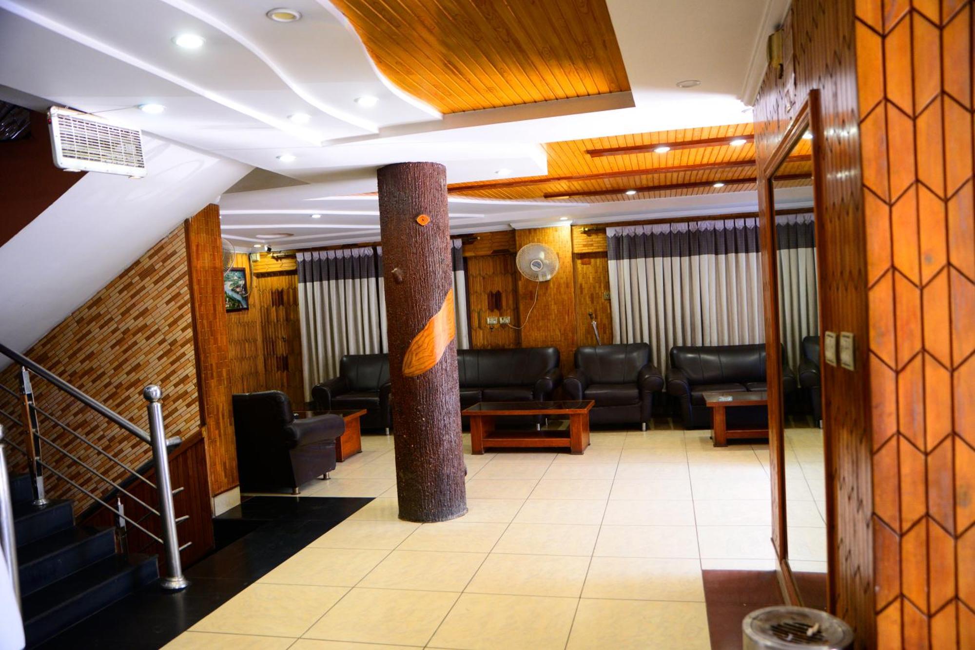 Mir Continental Hotel & Restaurant Музаффарабад Экстерьер фото