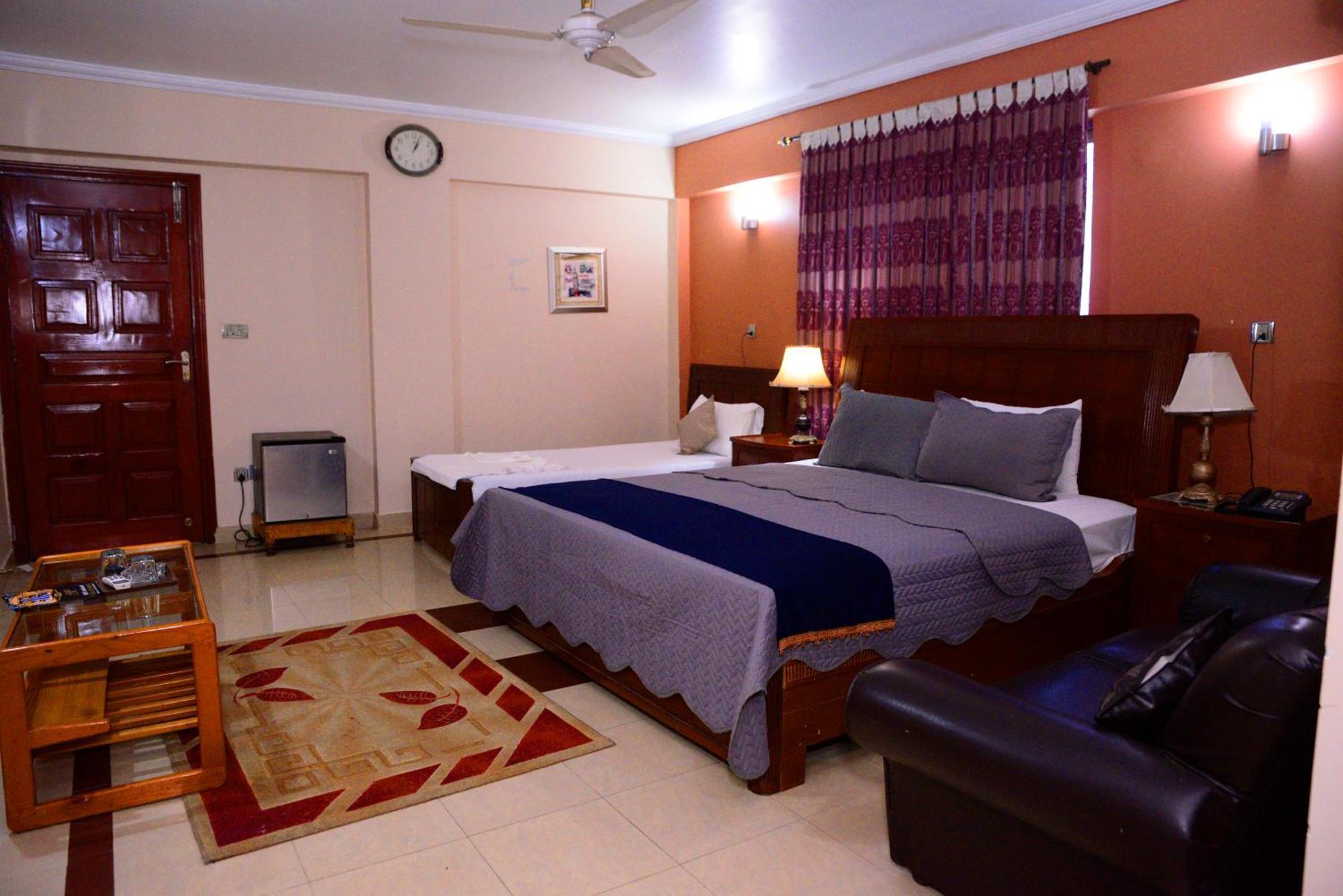 Mir Continental Hotel & Restaurant Музаффарабад Экстерьер фото