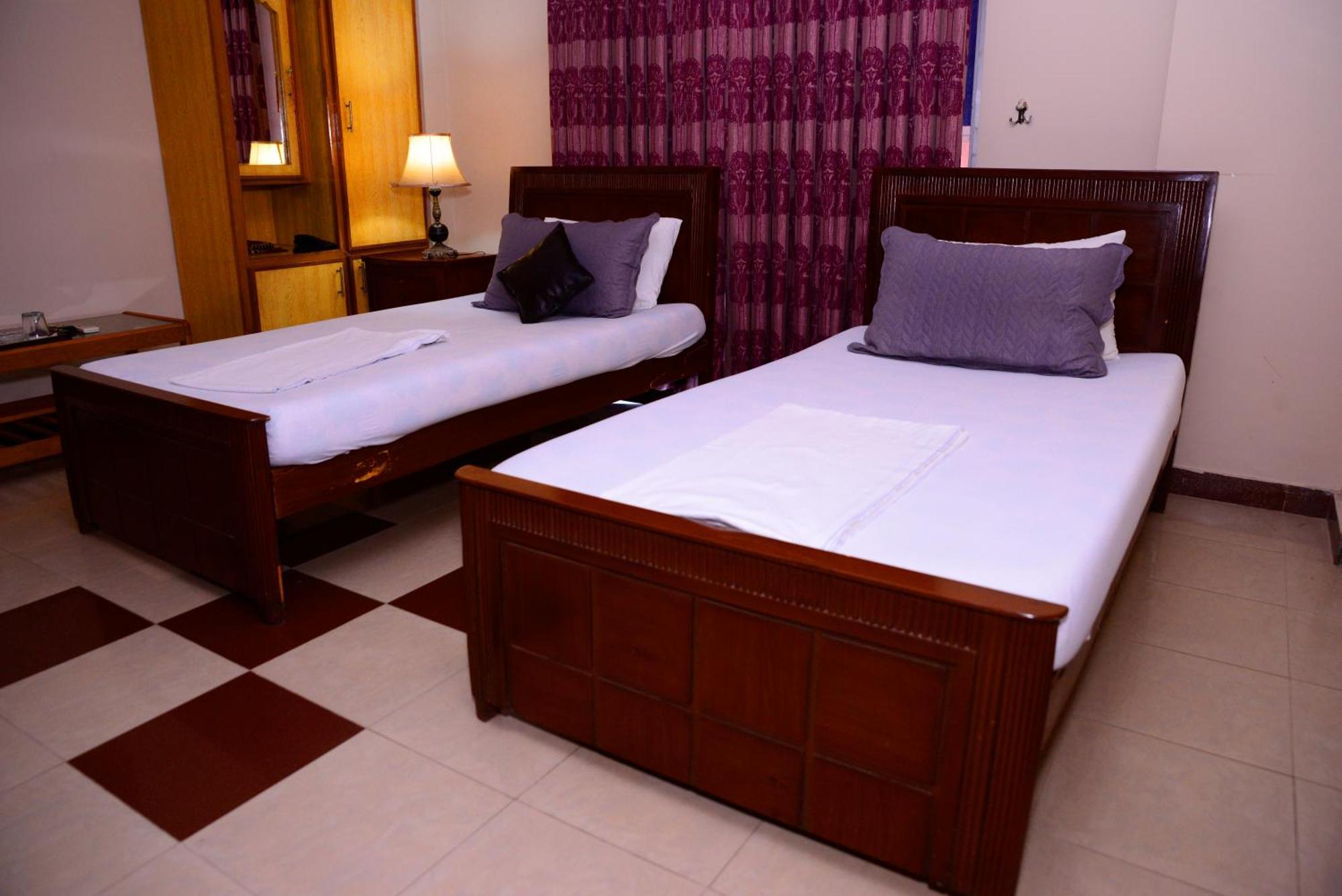 Mir Continental Hotel & Restaurant Музаффарабад Экстерьер фото