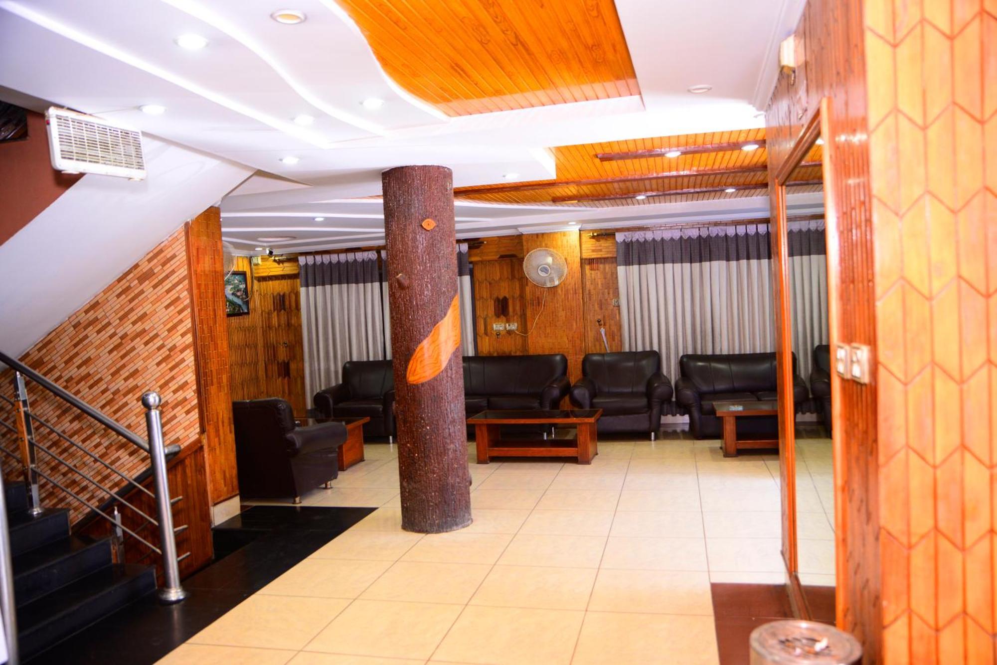 Mir Continental Hotel & Restaurant Музаффарабад Экстерьер фото